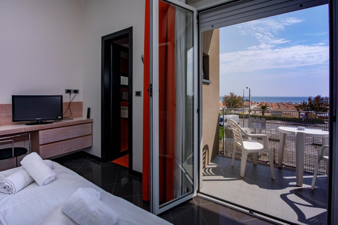 Hotel Derby Римини Экстерьер фото