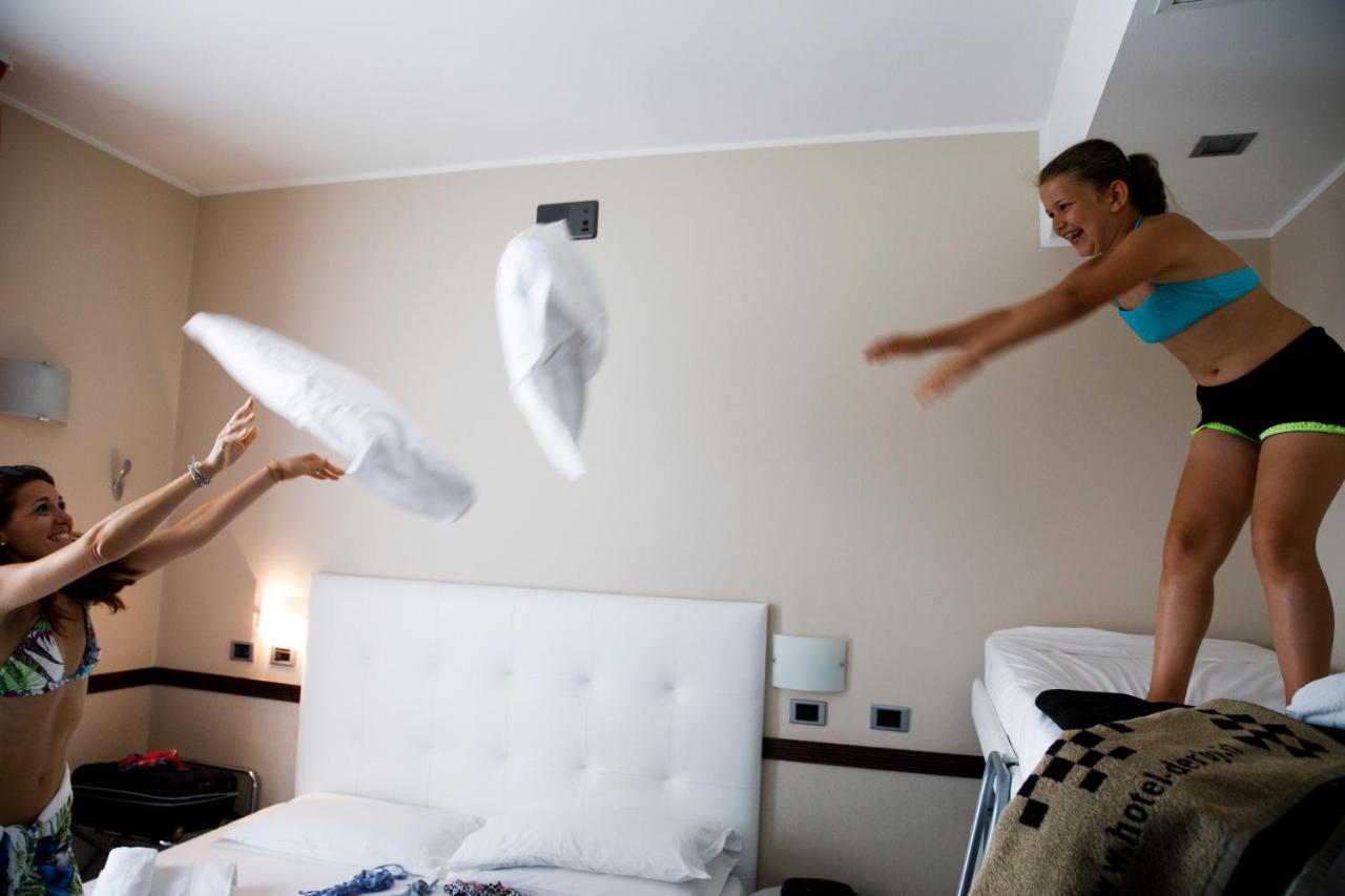 Hotel Derby Римини Экстерьер фото