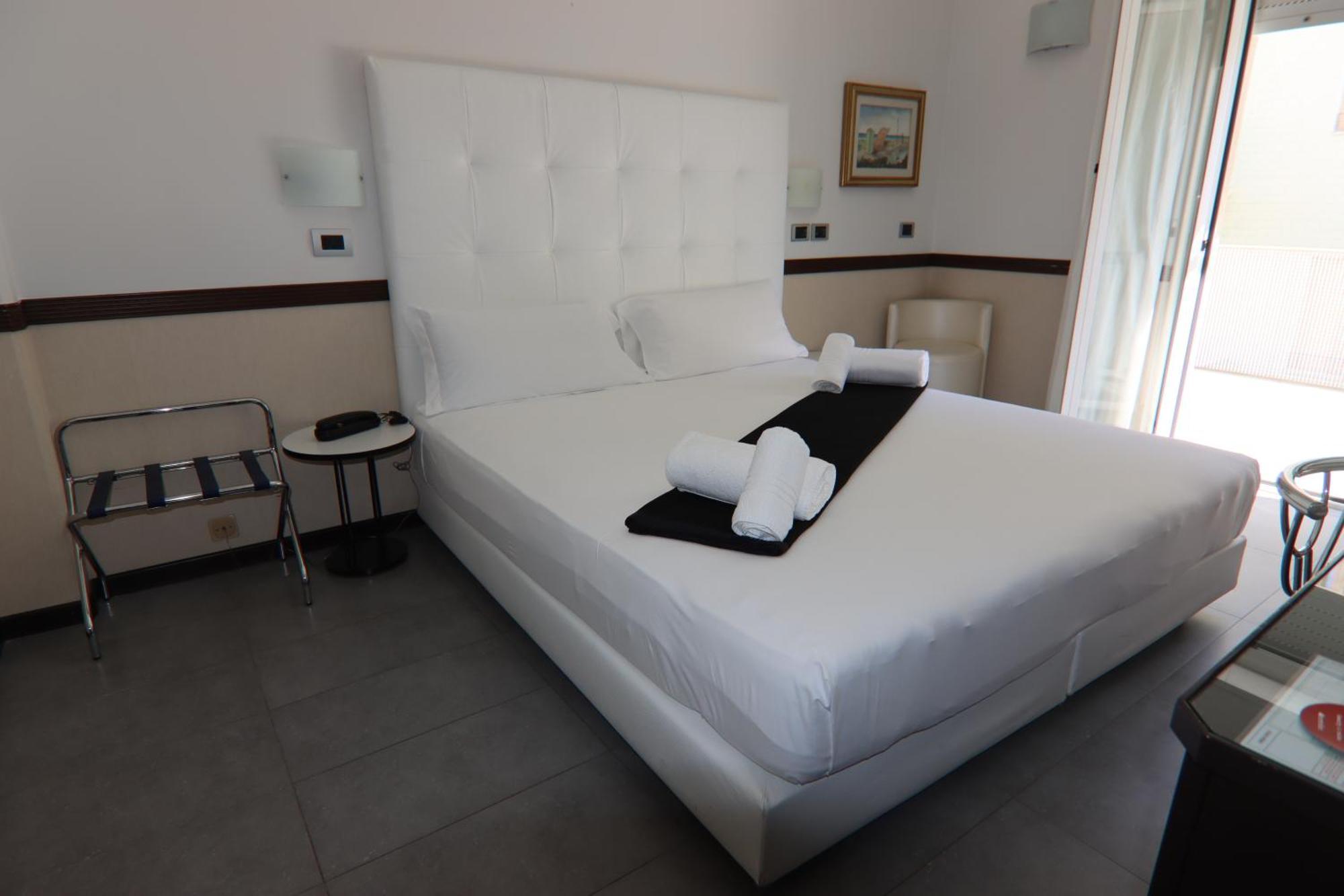 Hotel Derby Римини Экстерьер фото